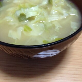 キャベツと白葱の味噌汁(*^^*)★